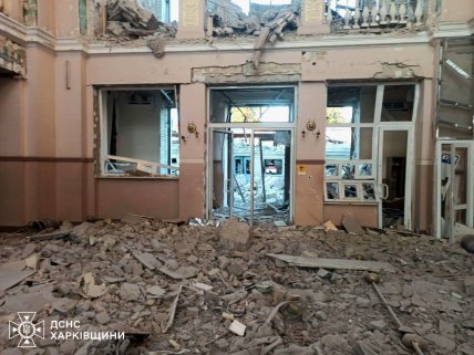 Вокзал в Лозовой после обстрела РФ