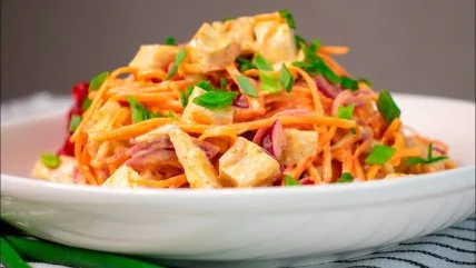 Корейская морковь, кукуруза и сыр Чечиль – идеальное сочетание для вкусного и пикантного салата