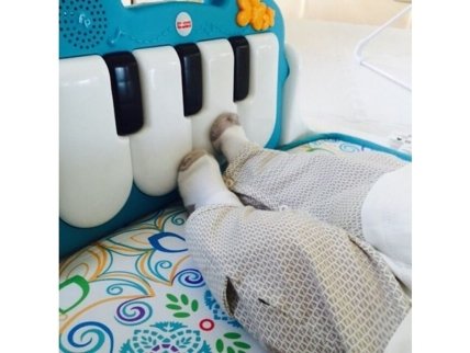 Певица Шакира научила двухмесячного сына игры на фортепиано