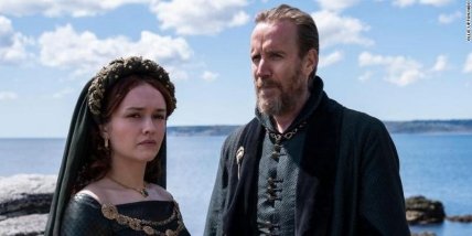 Оливия Кук играет Алисент Хайтауэр (слева), дочь Отто Хайтауэра, которого играет Рис Ифанс (справа).