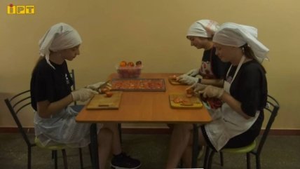 Школярки нарізають помідори