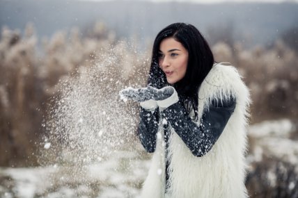 девушка играет со снегом