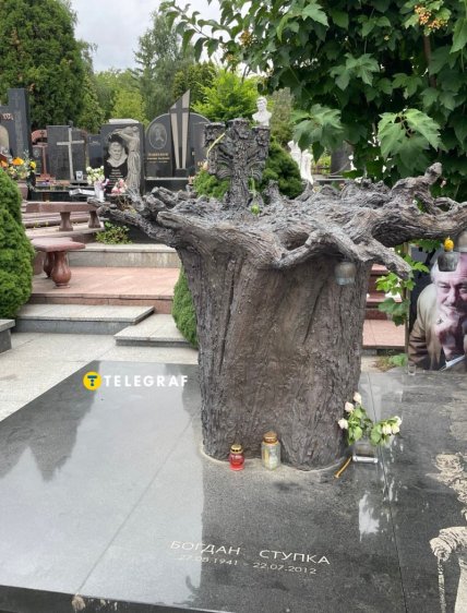 Богдан Ступка могила как выглядит