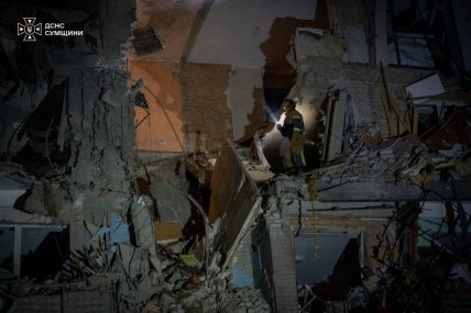 Рятувальники розбирають завали будинку в Сумах після удару КАБом