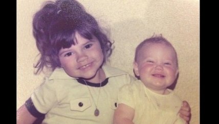 Виктория Бекхэм опубликовала свое детское фото - изображение №1