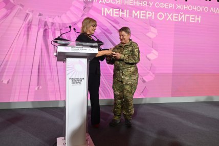 Награду Хрещеной вручила Оксана Цыбух