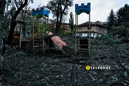 Пошкоджений дитячий майданчик біля житлових будинків /Ян Доброносов, "Телеграф"