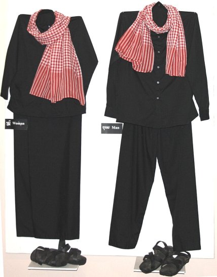 Костюм красных кхмеров был полностью черным.