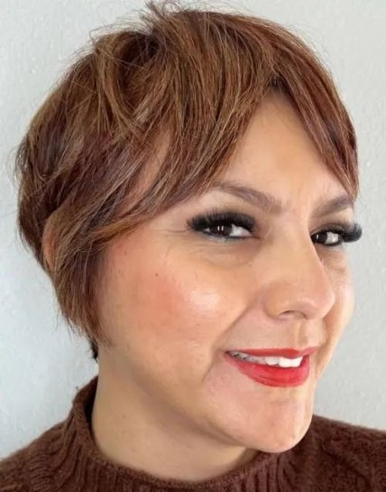 Стрижка піксі з чубчиком-шторкою