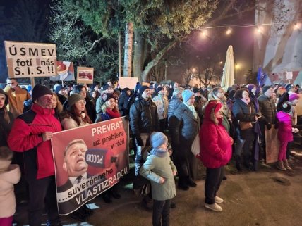 "Геть Фіцо, нехай їде до Росії". У Словаччині люди вийшли на протести (кадри)