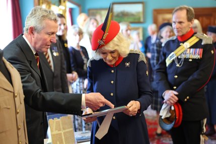 королева камілла в капелюсі