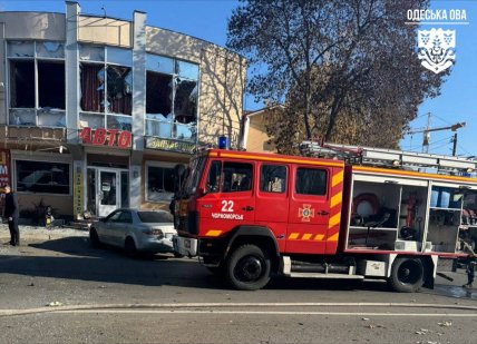 Рятувальники на місці влучання російського дрона, Чорноморськ