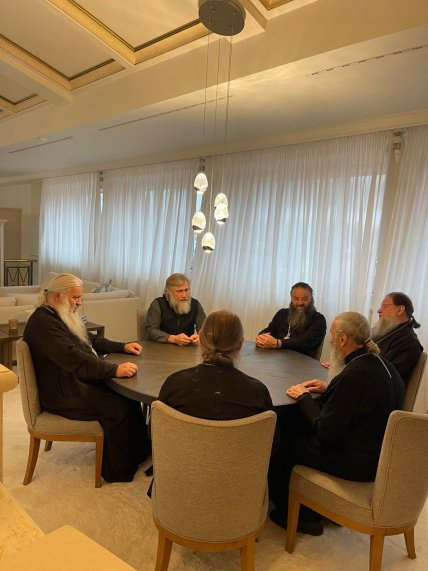 Вадим Новинский за столом с руководством УПЦ МП