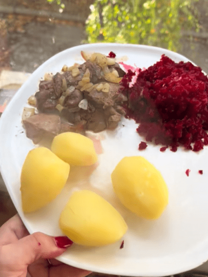 отварной картофель свекла жареная печень с сердцем