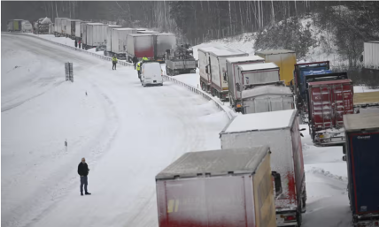 Очередь из фур, застрявших из-за бурана в Швеции