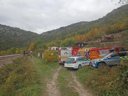 Спасатели на месте столкновения поезда в Словакии