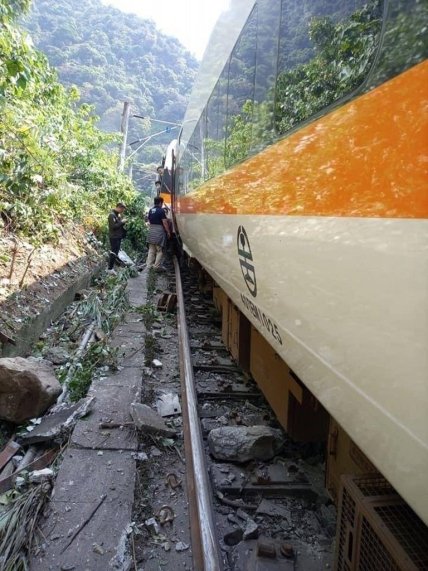 С рельсов сошел поезд, который двигался из Шулина в Тайдун. В результате пострадали десятки человек