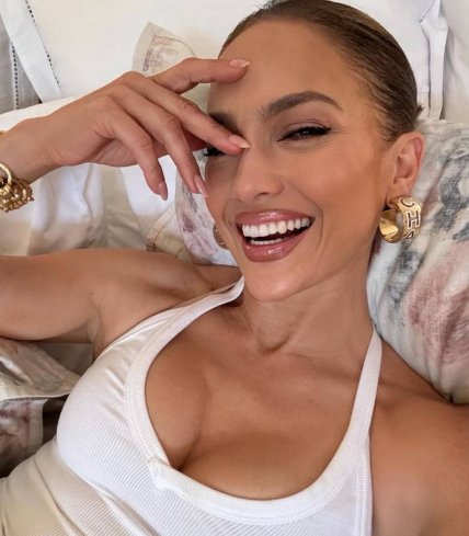 Дженнифер Лопес выбрала "голые" ногти