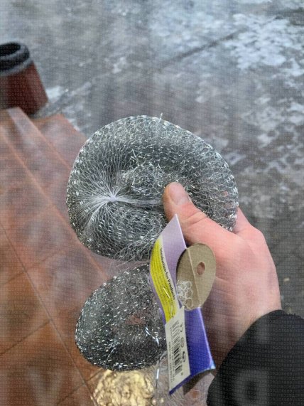 Металлический скребок для посуды пригодится во время гололеда