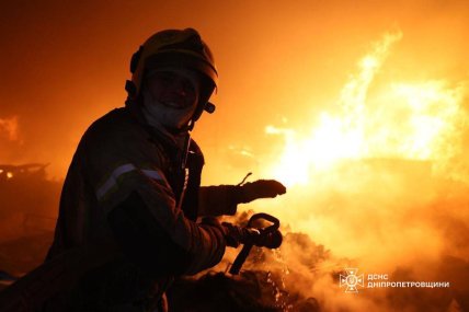 Пожар из-за российской атаки в Днепре 6.12.2025