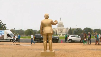 Золотая статуя Трампа в Вашингтоне