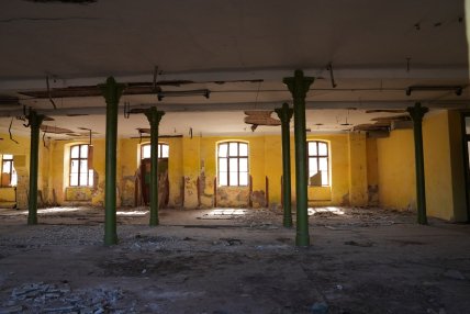 Вспомогательные постройки разваливаются без присмотра. Фото – "Общественное" Ивано-Франковск