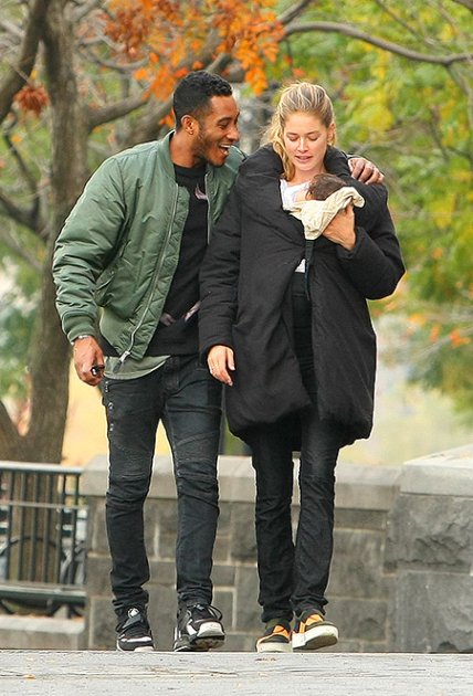 Даутцен Крез с мужем, сыном и новорожденной дочкой на прогулке в Нью-Йорке (ФОТО) - изображение №2