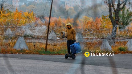 В городе продолжают жить люди