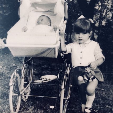 Инес Кнаус с маленькой сестрой Меланией