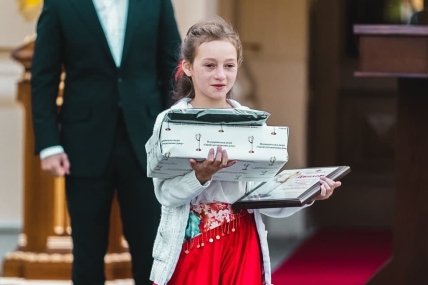 София с подарками и с президентом после награждения_1