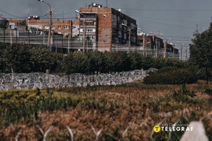Антидронова сітка та колючий дріт у Краматорську. Фото Ян Доброносов