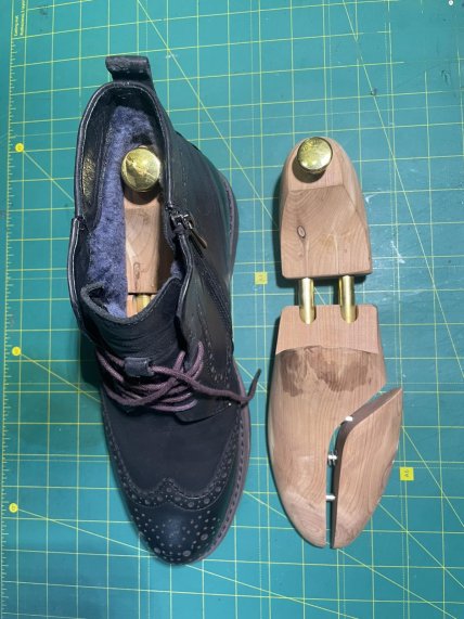Обувь и формодержатель из дерева