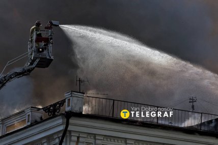 Рятувальники гасять пожежу. Фото: Ян Доброносов "Телеграф"