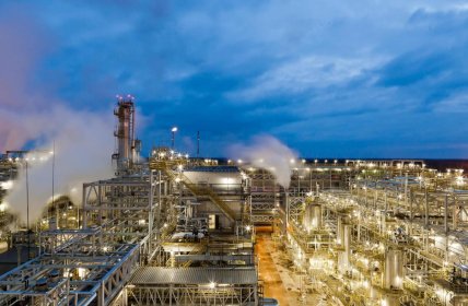 Завод Киришинефтеоргсинтез в Ленинградской области