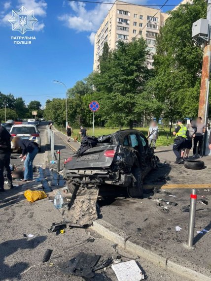 Как выглядит автомобиль, который влетел в подземку в Киеве