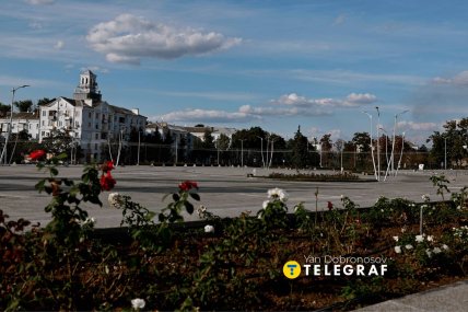 В центрі міста цвітуть троянди