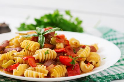 макароны вкусные на тарелке