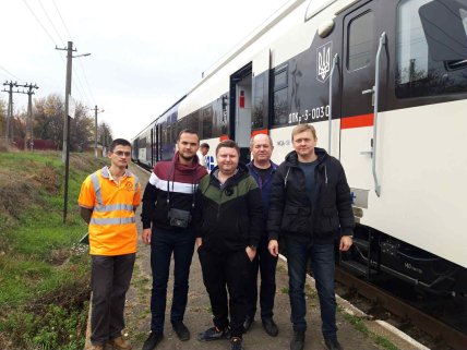 Василий Бабчук (второй слева) с командой испытателей нового поезда Крюковского вагонзавода