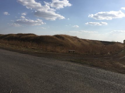 Вид з дороги на залишки фортеці