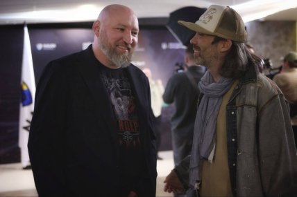 Ветеран, совладелец компании MIR & CO PRODUCTION и один из соавторов и продюсер фильма «Зброя незалежності» Мирослав Гай (слева)