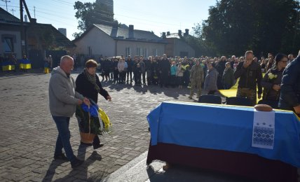 Прощатися з 21-річним бійцем прийшло багато людей