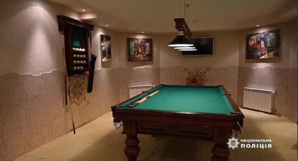 Більярдна. Ймовірно, інтер’єр помістя Супруненків. Скриншот відео з ТГ-каналу Нацполіції