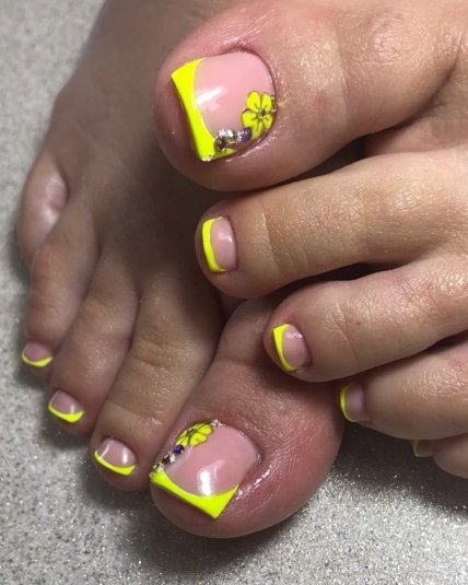 Тренди педикюру 2023 — френч