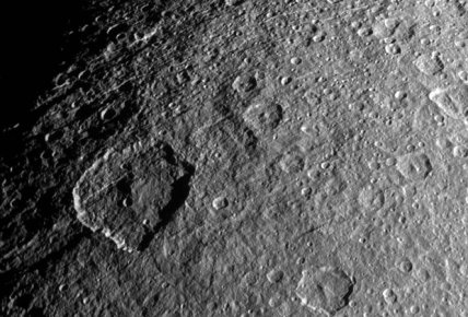 НАСА выложило в сеть снимок горизонта Реи