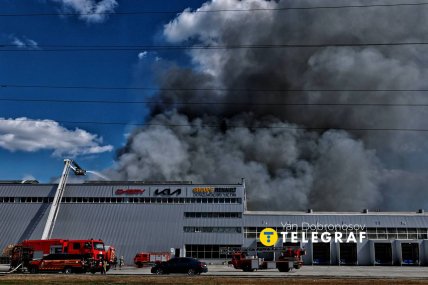 Пожежники гасаять наслідки ворожої атаки. Фото: Ян Доброносов "Телеграф"