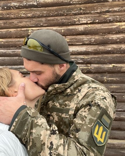 Даша Квіткова та Нікіта Добринін у військовій формі