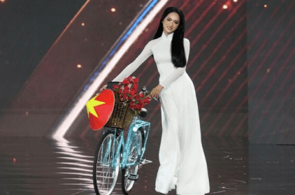 Учасниця з В’єтнаму з велосипедом