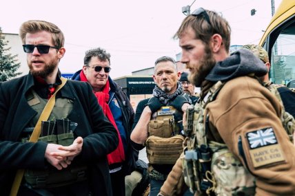 Нардеп Святослав Юраш поряд з волонтерами