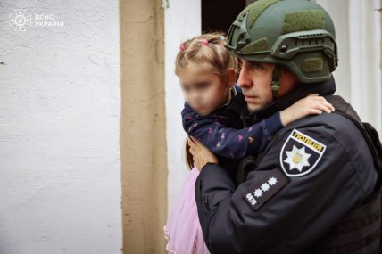 Эвакуация детей из-за удара РФ по детскому саду в Харькове