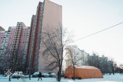 Намет ДСНС біля багатоповерхівки, січень 2026